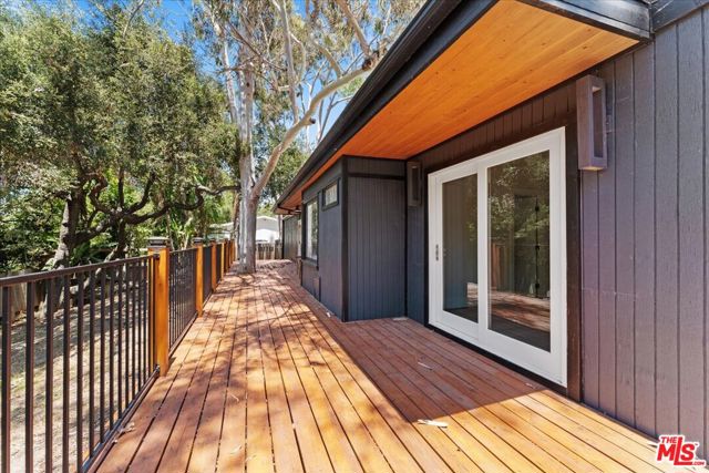 21171 Colina Drive, Topanga CA: https://media.crmls.org/mediaz/0fb79c4a-76dd-4887-937f-dadeffdc5730.jpg