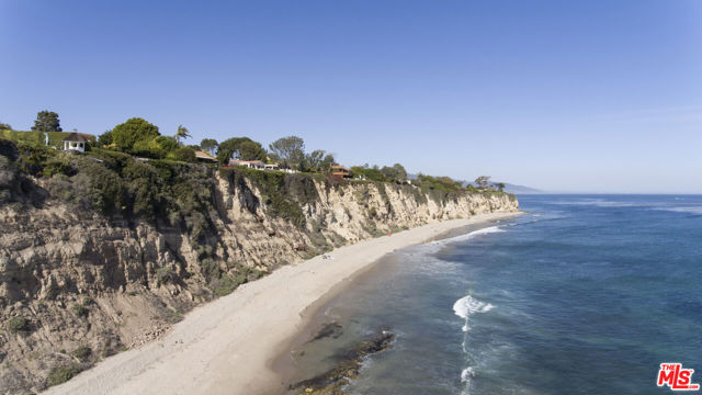 29008 Cliffside Drive, Malibu CA: https://media.crmls.org/mediaz/0fb7baf2-e066-4a7f-8eb9-2b7ab89beb22.jpg