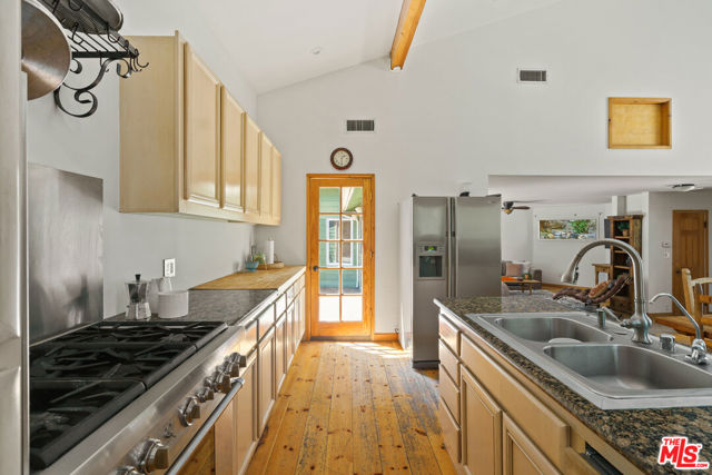 2026 Topanga Skyline Drive, Topanga CA: https://media.crmls.org/mediaz/0fb8861b-bd70-43e7-8c27-700bfe256839.jpg