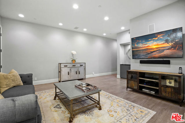 16123 W Sunset Boulevard, Pacific Palisades CA: https://media.crmls.org/mediaz/0fb91e34-0961-4dc7-b85a-f1fd81afa29b.jpg