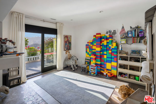 1601 Bel Air Road, Los Angeles CA: https://media.crmls.org/mediaz/0fb932b3-40fb-4991-a42c-834c73c8a080.jpg