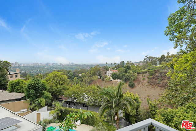 1415 Summitridge Drive, Beverly Hills CA: https://media.crmls.org/mediaz/0fb973d9-cb3e-408a-aac3-ddb8896d6828.jpg
