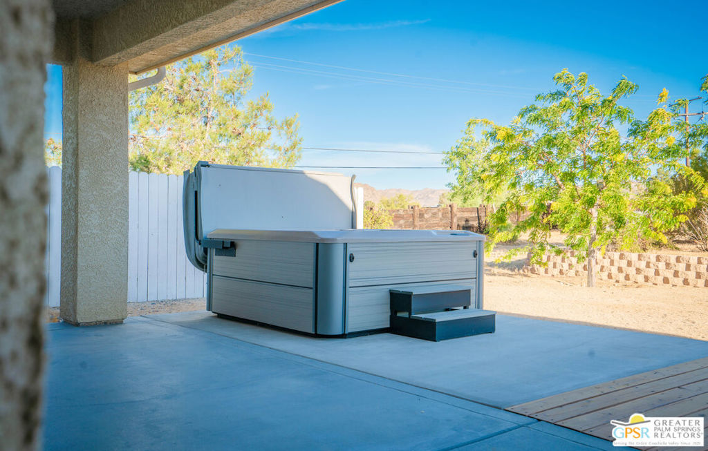 https://media.crmls.org/mediaz/0fb9bd6b-666b-4982-8c76-00934a1d59a9.jpg?preset=X-Large