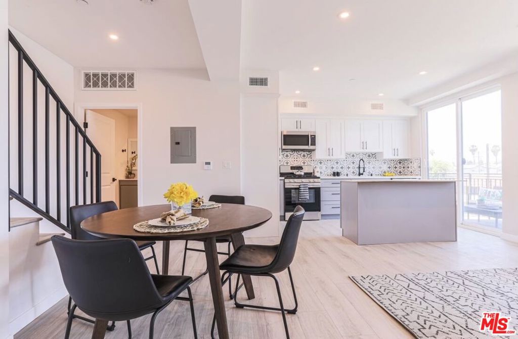 7022 Alabama Avenue 305, Canoga Park, CA 91303