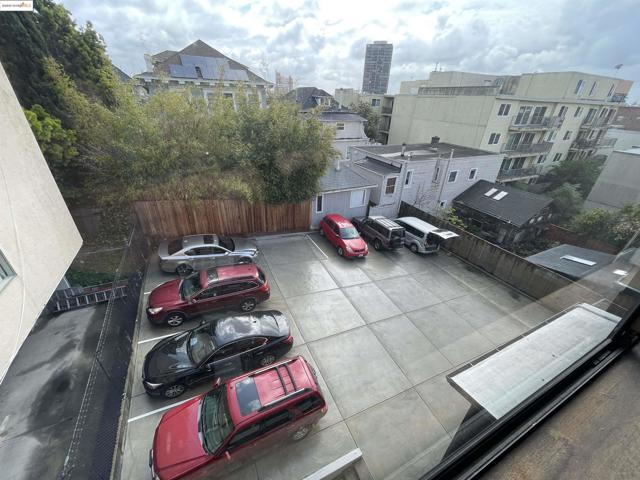 290 Park View Terrace, Oakland CA: https://media.crmls.org/mediaz/0fba022a-d940-41e9-a7f8-0010d61ae4cf.jpg