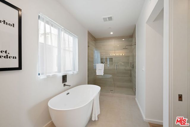 3807 S Verona Court, Los Angeles CA: https://media.crmls.org/mediaz/0fbade03-d87a-4806-9011-982ee21d799e.jpg