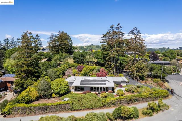 1 Garden Dr, Kensington CA: https://media.crmls.org/mediaz/0fbb5a47-2f99-4199-a08f-a3222c712c89.jpg