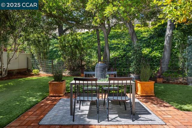 2432 Pine Knoll Dr, Walnut Creek CA: https://media.crmls.org/mediaz/0fbbf114-3d63-4f49-b863-455d7e30e84f.jpg