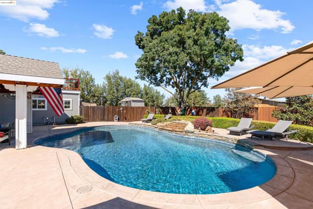 1600 Eden Plains Rd, Brentwood CA: https://media.crmls.org/mediaz/0fbc6d81-59ea-4f4b-b923-04211679df98.jpg
