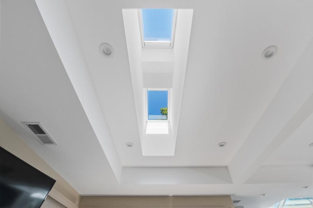 https://media.crmls.org/mediaz/0fbd45ab-ef62-4ae2-9d9c-0c935ed85709.jpg?preset=X-Large