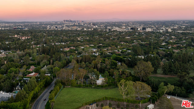 150 S Carolwood Drive, Los Angeles CA: https://media.crmls.org/mediaz/0fbe17a1-6afa-4ac5-8562-f0937e3f8d9b.jpg