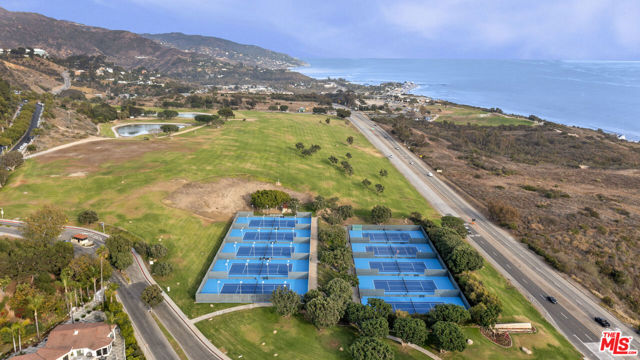 3516 Malibu Country Drive, Malibu CA: https://media.crmls.org/mediaz/0fbf5fc9-0fdb-45ec-8634-a735a3152868.jpg