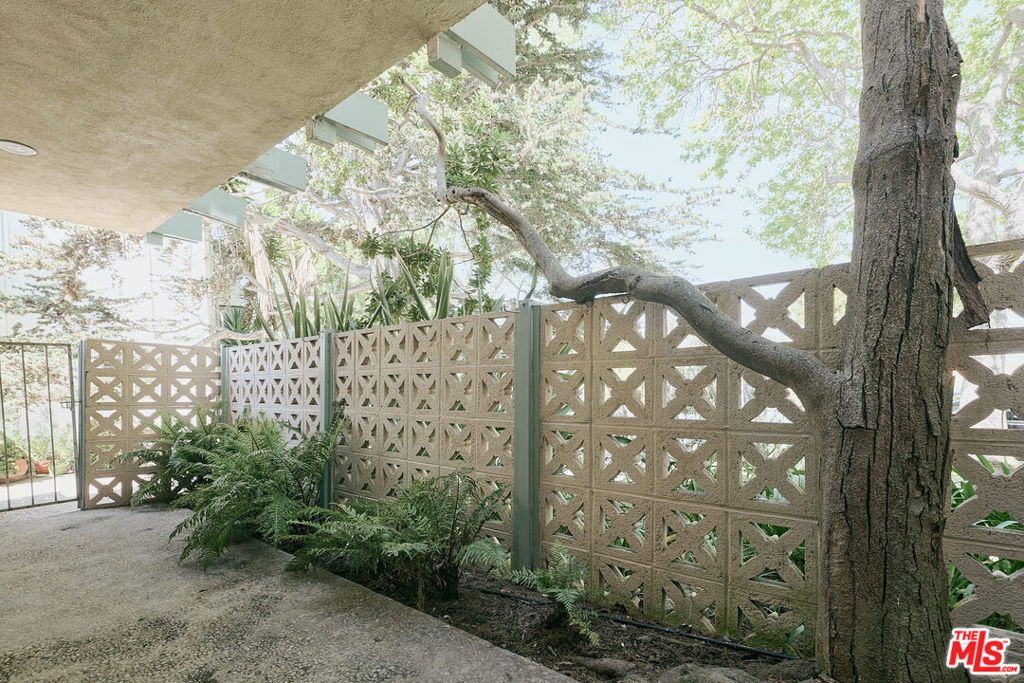 https://media.crmls.org/mediaz/0fc15058-a87b-4e1e-aacf-6a64cbbdcacd.jpg?preset=X-Large