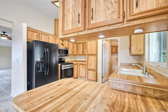 6496 Friendly Place, Carlsbad CA: https://media.crmls.org/mediaz/0fc23df9-17ce-4585-b07d-58b04dfa8fca.jpg