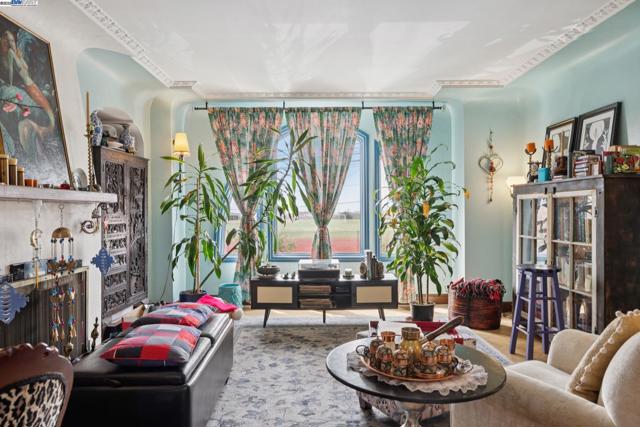 658 30Th Ave, San Francisco CA: https://media.crmls.org/mediaz/0fc240d0-f2ed-4f4e-85b6-74a14458c985.jpg