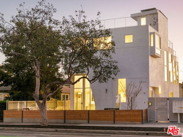 1244 14th Street, Santa Monica CA: https://media.crmls.org/mediaz/0fc2e16f-bf1b-4988-ba29-a02ed91e31f8.jpg