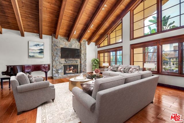 6024 Woodland View Drive, Woodland Hills CA: https://media.crmls.org/mediaz/0fc311bf-e574-4146-b2f2-02d166181d75.jpg