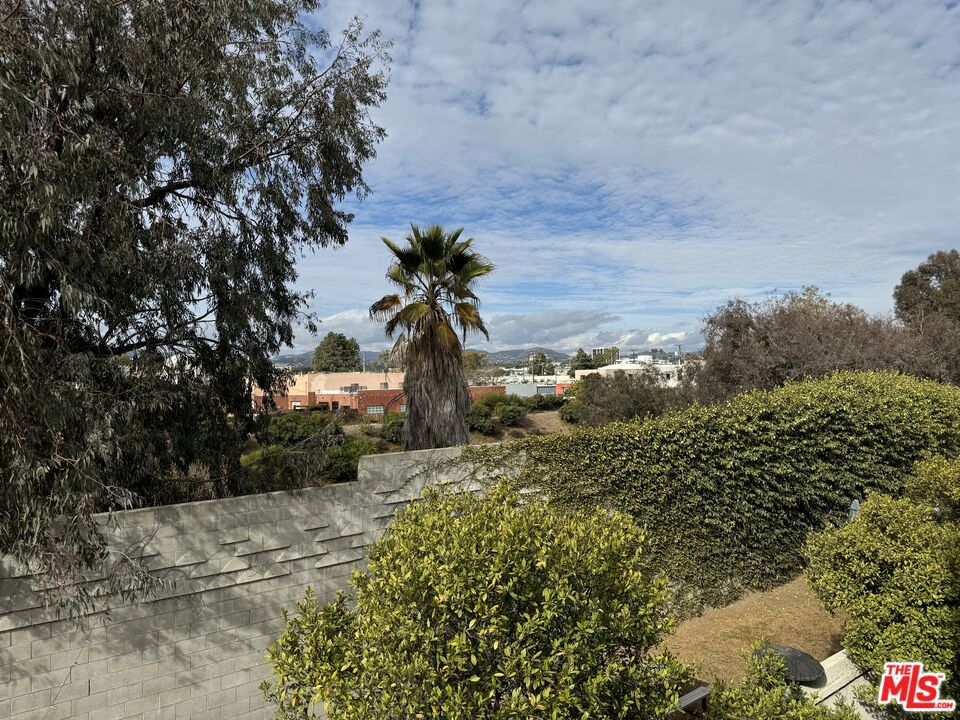 https://media.crmls.org/mediaz/0fc38b12-8d55-402c-b43f-9fcd5a8bfffa.jpg?preset=X-Large