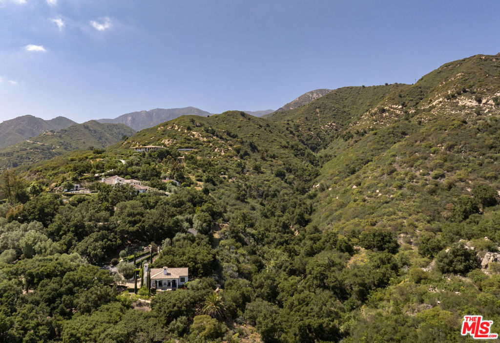 https://media.crmls.org/mediaz/0fc4aa9d-398c-4842-bd05-59059aab72a2.jpg?preset=X-Large