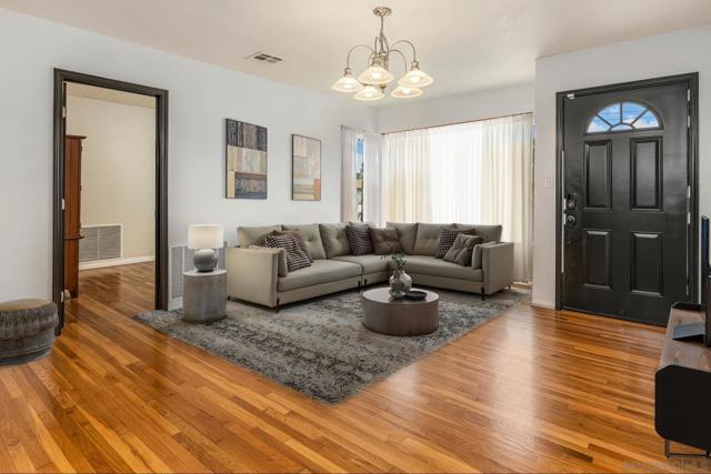 557 Oaklawn Ave, Chula Vista CA: https://media.crmls.org/mediaz/0fc5063f-a9da-4b14-a266-40775a9eb4f7.jpg