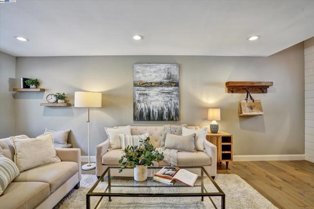 27 Serene Ct, Danville CA: https://media.crmls.org/mediaz/0fc6bb2b-6a0d-495c-86d8-9cf27248676c.jpg