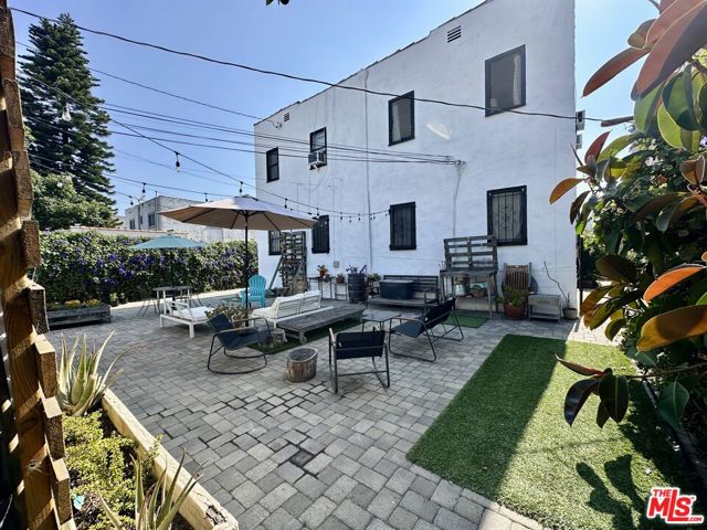 337 N Spaulding Avenue, Los Angeles CA: https://media.crmls.org/mediaz/0fc6c119-0dc7-489c-916d-1cb186b853ff.jpg