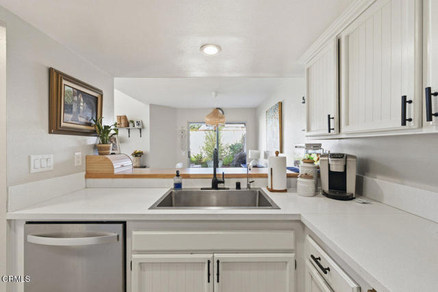 9813 Sweetwater Lane, Ventura CA: https://media.crmls.org/mediaz/0fc6f625-cecb-440b-adc7-8f47f0340913.jpg