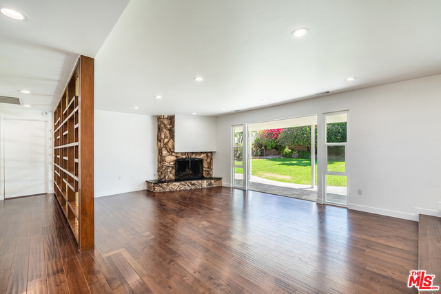 5412 S HOLT Avenue, Los Angeles CA: https://media.crmls.org/mediaz/0fc73086-bb9e-49c0-aa1a-6729d1532aba.jpg