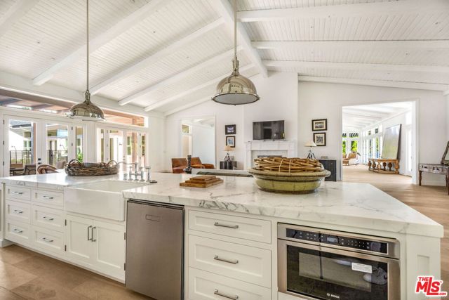 9669 Oak Pass Road, Beverly Hills CA: https://media.crmls.org/mediaz/0fc7c0e0-856d-4267-9d3c-4acbe6c1fe86.jpg