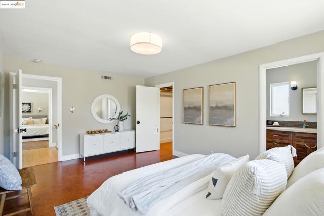 25 Holyrood Manor, Oakland CA: https://media.crmls.org/mediaz/0fc804d2-8d2a-423c-a520-0b811203a7e9.jpg