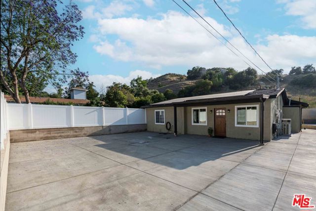 9701 Wheatland Avenue, Sunland CA: https://media.crmls.org/mediaz/0fc8220d-0d5f-4a08-bf1d-bb7728c3f585.jpg