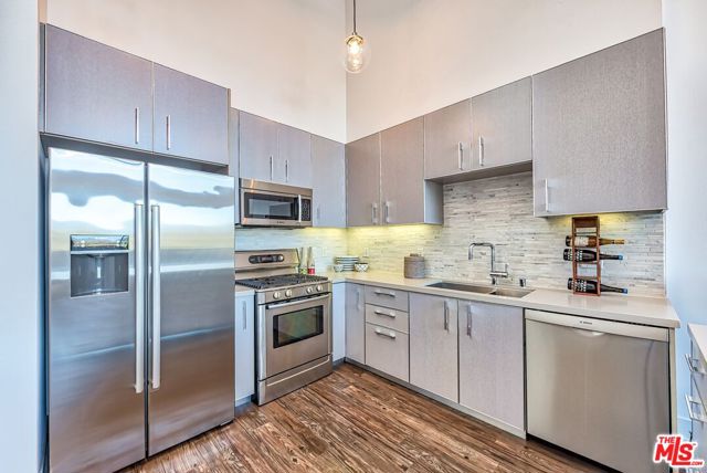 1168 S Barrington Avenue, Los Angeles CA: https://media.crmls.org/mediaz/0fc8b6ca-5450-4318-b846-f59514f4175d.jpg