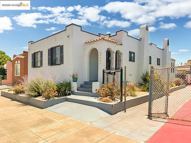2775 E 21St St, Oakland CA: https://media.crmls.org/mediaz/0fc8f727-6164-4207-a23f-4767e0a6e10b.jpg
