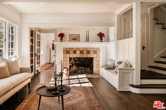 2107 Santa Rosa Avenue, Altadena CA: https://media.crmls.org/mediaz/0fc95361-ce48-4921-96e8-fa77c4abe97f.jpg