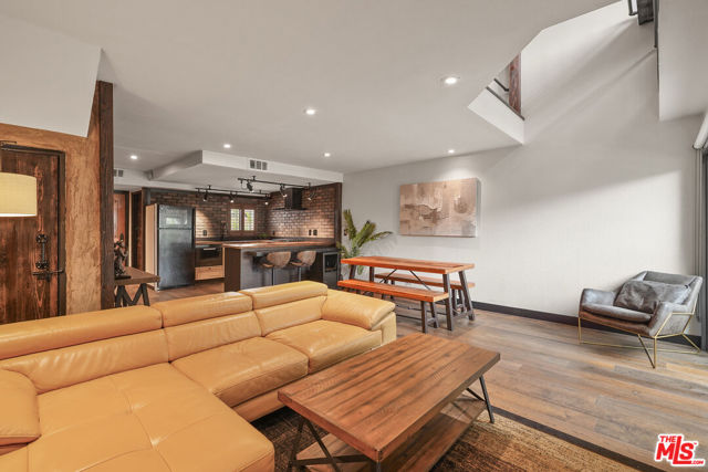10926 Bluffside Drive, Studio City CA: https://media.crmls.org/mediaz/0fc96d76-e56a-4db0-a8ae-af25ece53f45.jpg