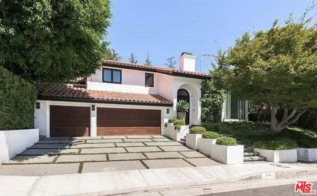 9684 Wendover Drive, Beverly Hills CA: https://media.crmls.org/mediaz/0fca65a0-beb4-47f7-879a-55b015e48fbd.jpg