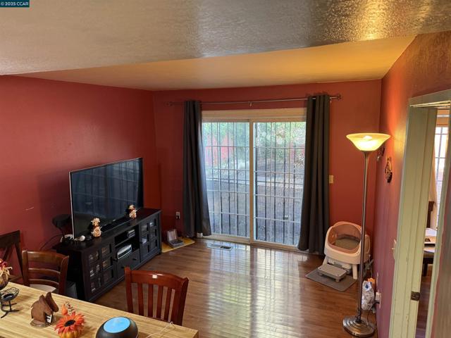 278 6th St, Richmond CA: https://media.crmls.org/mediaz/0fcb9d36-9c03-41bb-83df-dffe7796ba62.jpg