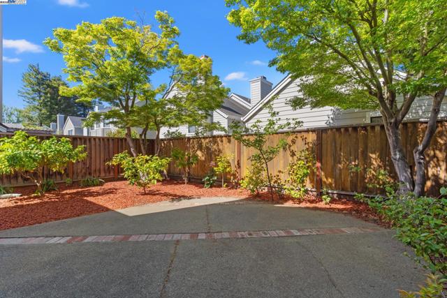35 Leonard Ct, Alameda CA: https://media.crmls.org/mediaz/0fcba8b9-054a-40ea-8a24-277ba6eb0deb.jpg