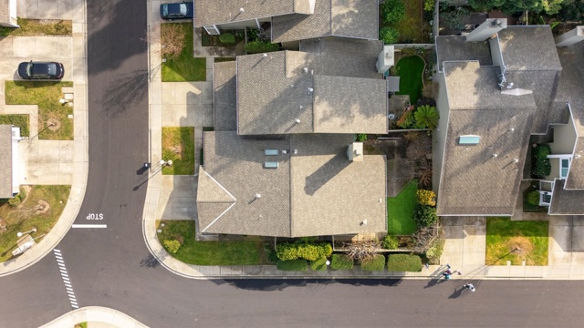 34203 Petard Ter, Fremont CA: https://media.crmls.org/mediaz/0fcbfe0e-aec7-4d32-8f70-f7d4b5c6f45a.jpg