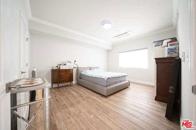 944 S Serrano Avenue, Los Angeles CA: https://media.crmls.org/mediaz/0fcc2f0d-1bdd-4bdb-809f-8975d1083dac.jpg