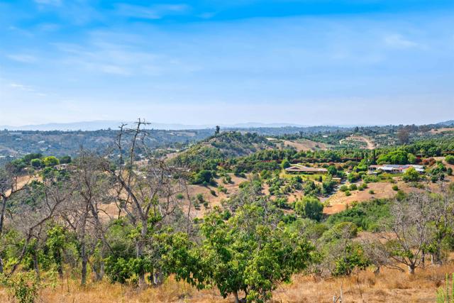 3240 Via Del Cielo, Fallbrook CA: https://media.crmls.org/mediaz/0fccf073-29ff-468b-8a67-672d66b9a0fa.jpg