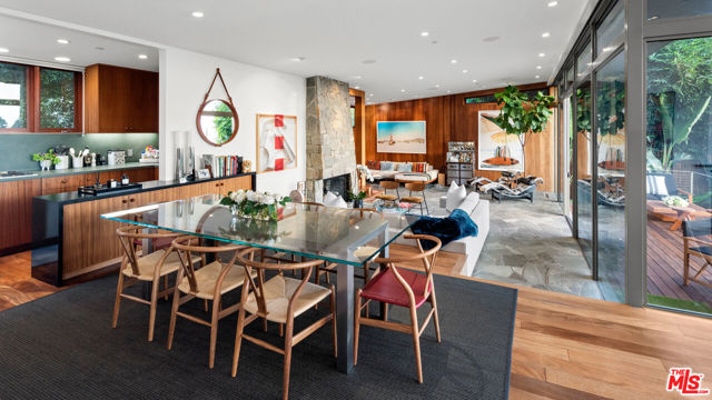 1659 Waynecrest Drive, Beverly Hills CA: https://media.crmls.org/mediaz/0fcd8a27-1061-49ba-ac93-87e9370c836a.jpg