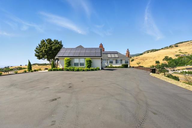 2525 Bridle Path Drive, Gilroy CA: https://media.crmls.org/mediaz/0fd06c4c-02ef-4e03-abbd-5c75bc77cee6.jpg