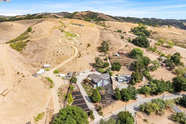 26928 Palomares Rd, Castro Valley CA: https://media.crmls.org/mediaz/0fd07c12-f633-4d20-9d0c-5a9058f4c81d.jpg