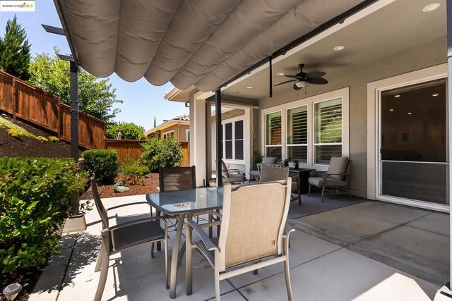1627 Healing Rock Ct, Brentwood CA: https://media.crmls.org/mediaz/0fd09f19-f853-4d01-a78e-fbf0f18eaa04.jpg