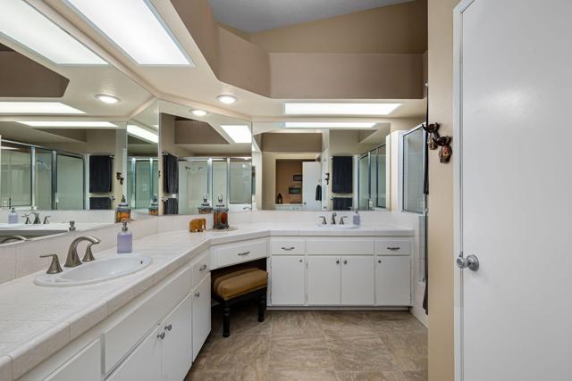 285 Desert Falls E Drive, Palm Desert CA: https://media.crmls.org/mediaz/0fd0e5fa-4061-4aa9-86db-0383406caaff.jpg