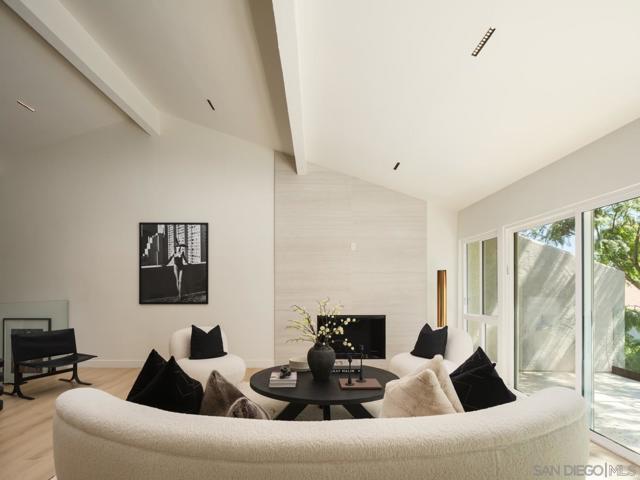 2163 Caminito Circulo Norte, La Jolla CA: https://media.crmls.org/mediaz/0fd181e0-fc45-4fd8-b30d-21906dcfb89f.jpg