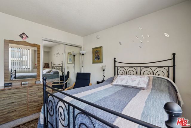 21620 Burbank Boulevard, Woodland Hills CA: https://media.crmls.org/mediaz/0fd205e3-5894-4645-915d-3510542ca02e.jpg