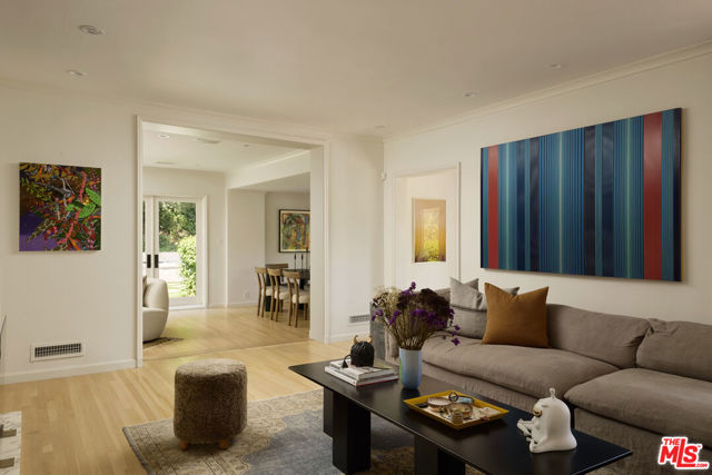 10660 Somma Way, Los Angeles CA: https://media.crmls.org/mediaz/0fd2b660-ca39-4a84-8cf3-b36ad024edf4.jpg