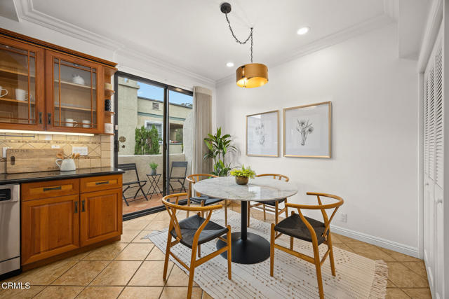601 S El Molino Avenue, Pasadena CA: https://media.crmls.org/mediaz/0fd35c88-c09a-4e02-9ed8-fab64ab26595.jpg